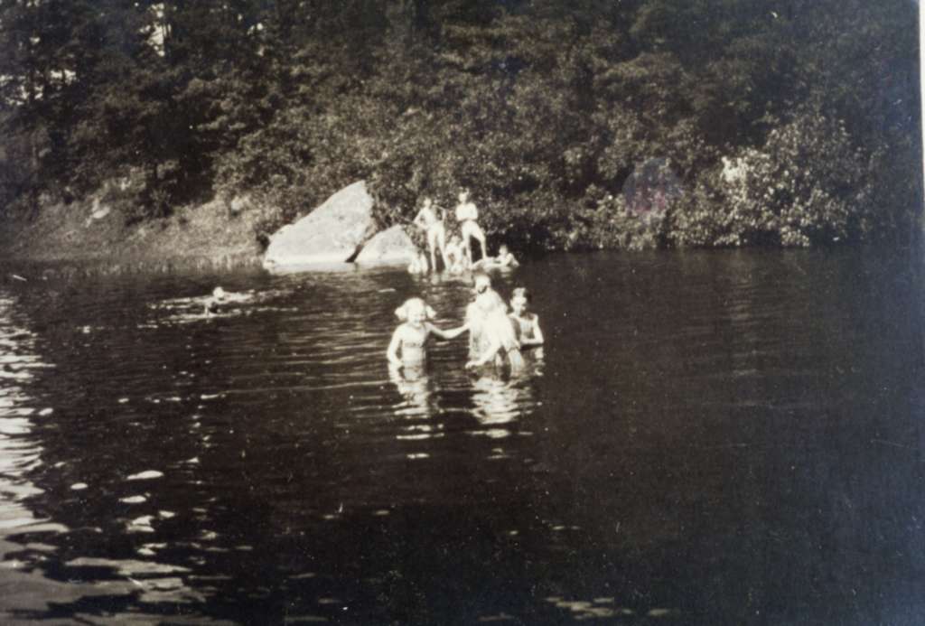 Historisches Bild von badenden Kindern im Fluss am Alten Egerbad