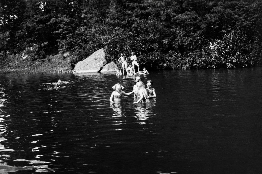 Historisches Bild von badenden Kindern am Alten Egerbad - mit KI restauriert