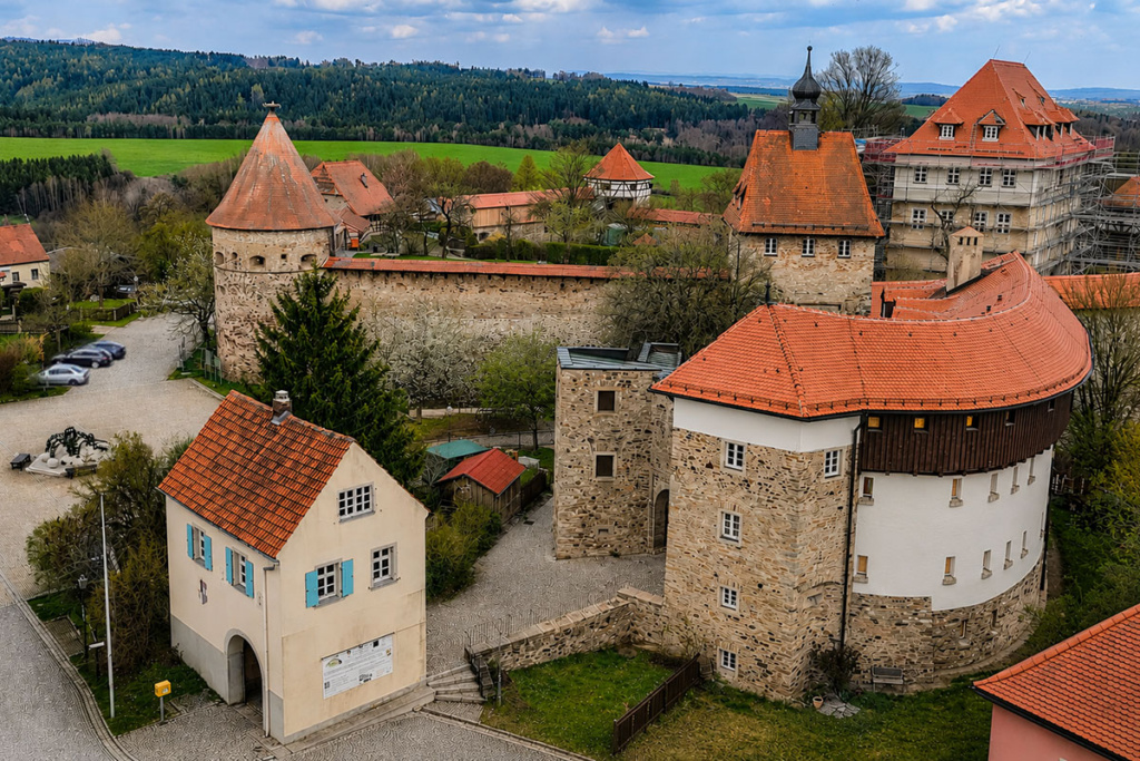 Bild vom Kirchturm auf die Burg