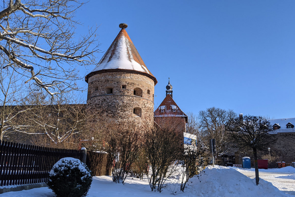 Burg Hohenberg Storchenturm schneebedeckt im Winter