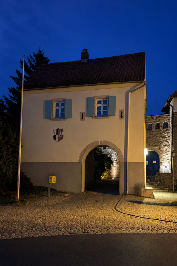 Das Torhaus der Burg Hohenberg zur blauen Stunde