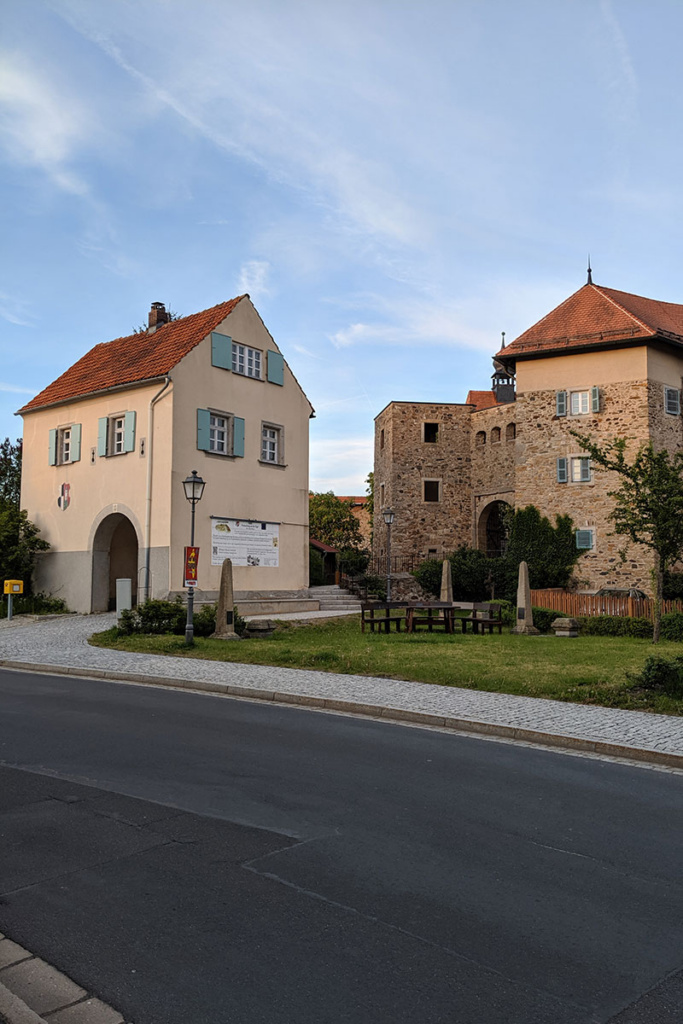 Das Torhaus und die Vorburg der Burg Hohenberg