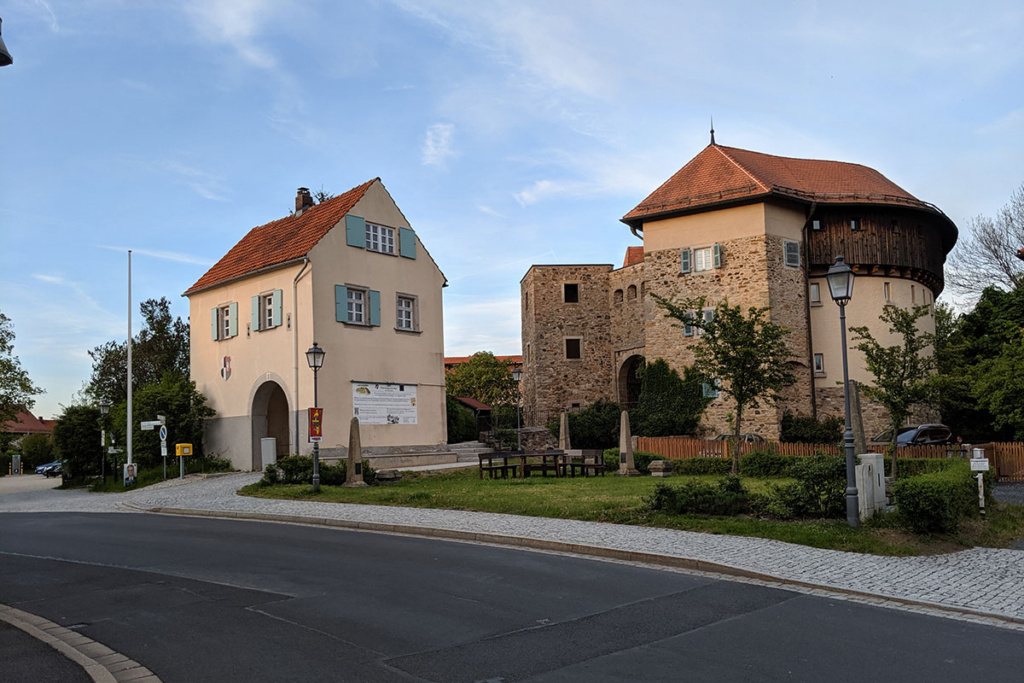 Torhaus und Vorburg der Burg Hohenberg im Frühling 2019