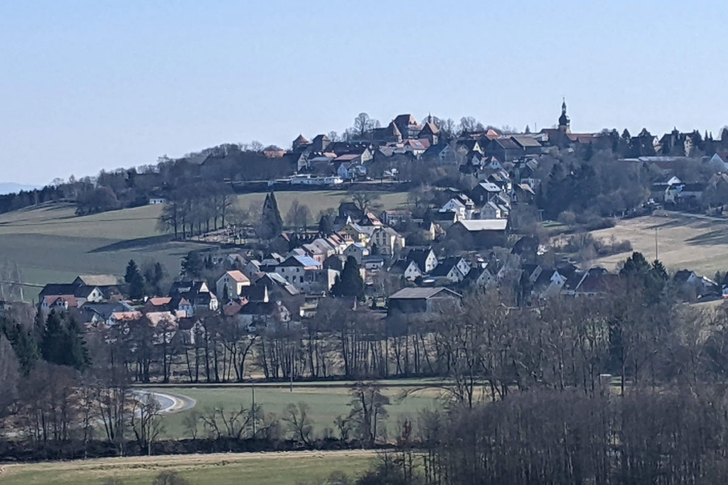 Blick auf Hohenberg, die Kirche und die Burg vom Brandweg